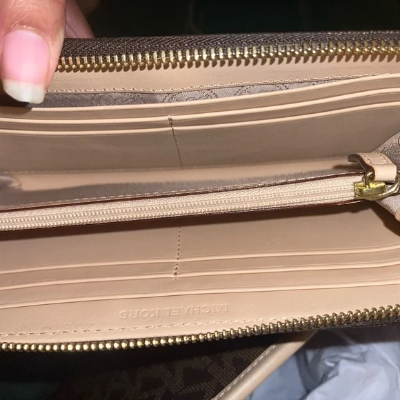 ❌SOLD❌Michael Kors Jet Set Travel Top Zip Signature
Tote Brown. & Wallet - Picture 8 of 13